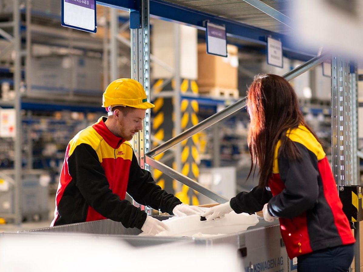 employees-working-in-warehouse-0005